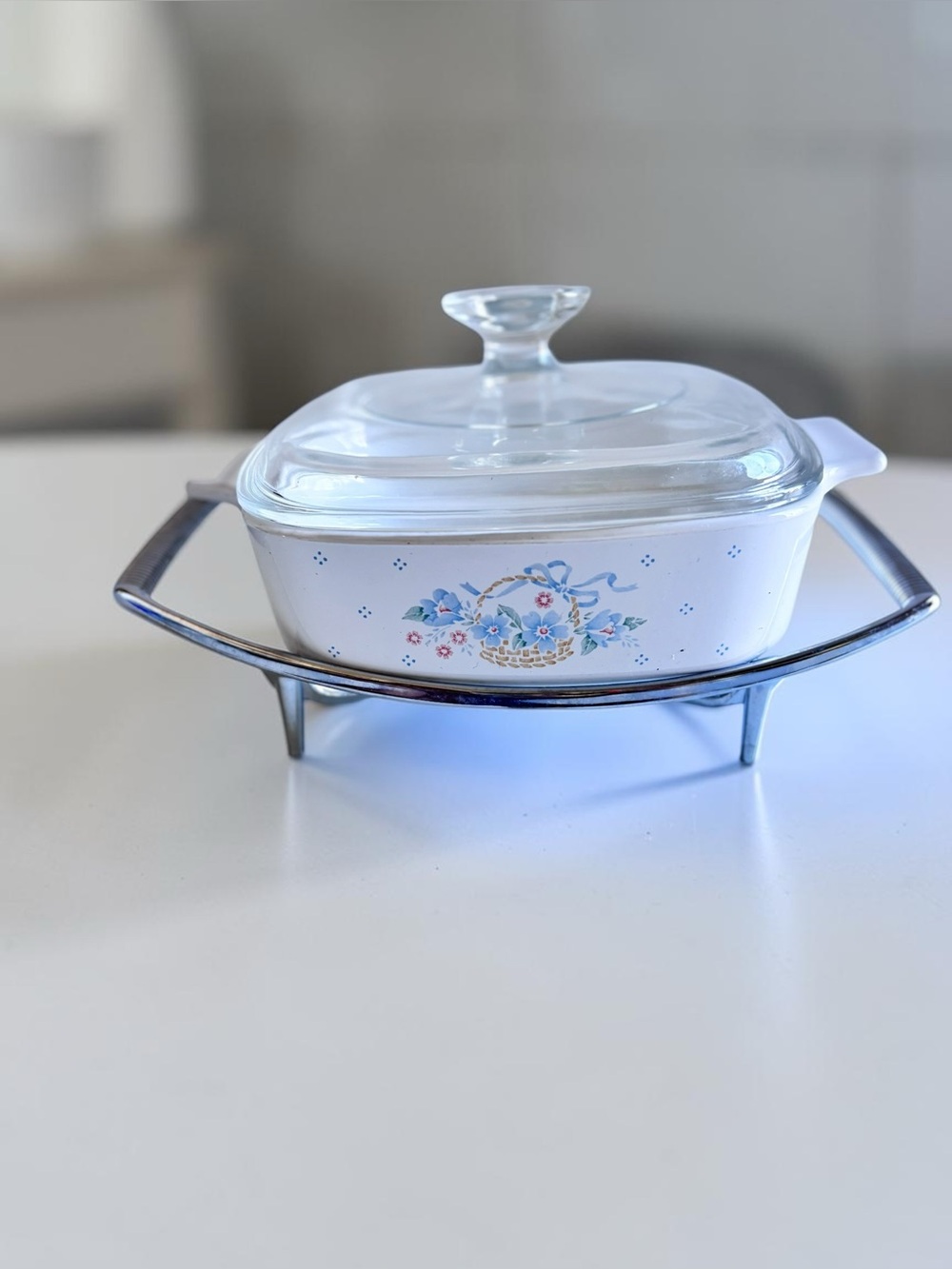 Vintage Corning Ware Country Basket Casserole Pyrex Lid & Metal Cradle